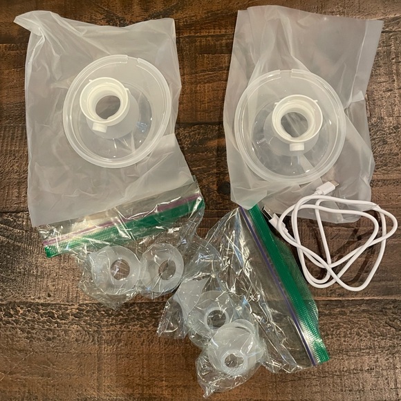 Momcozy M5 hands free Breast Pump Set. Barely used - like new. - Picture 3 of 4